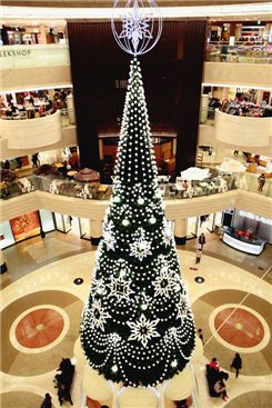 [포토]백화점실내에 18M 대형 크리스마스 트리 등장