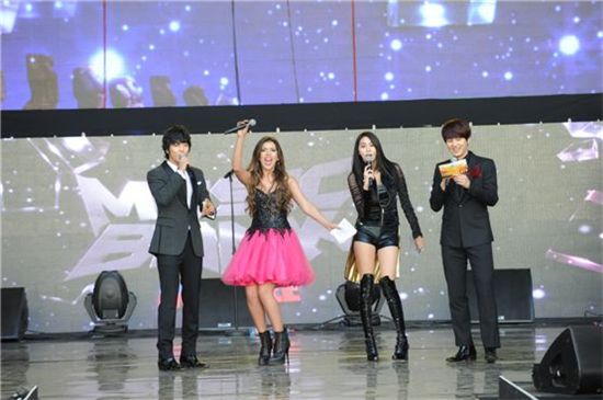 CNBLUE's Jung Yong-hwa (left), After School's U-ie (second to right) and Super Junior's Kyuhyun (right) host “K-POP Festival Music Bank in Chile," held at the Quinta Vergara, Vina del Mar in Chile on November 2, 2012. [KBS]