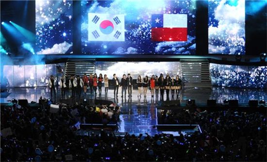 K-pop musicians perform Korea's folk song "Arirang" at “K-POP Festival Music Bank in Chile," held at the Quinta Vergara, Vina del Mar in Chile on November 2, 2012. [KBS]