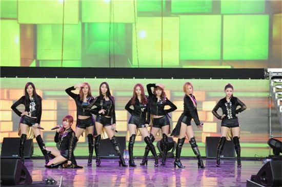 Juyeon (left), Raina (second to left), Junga (third to left), U-ie (fourth to left), Ka-eun (fourth to right), Lizzie (third to right), NaNa (second to right), and E-young (right) perform at “K-POP Festival Music Bank in Chile," held at the Quinta Vergara, Vina del Mar in Chile on November 2, 2012. [KBS]