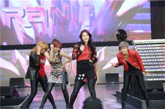 T-AE (left), Riko (second to left), XIA (second to right) and DI (right) perform at “K-POP Festival Music Bank in Chile," held at the Quinta Vergara, Vina del Mar in Chile on November 2, 2012. [KBS]