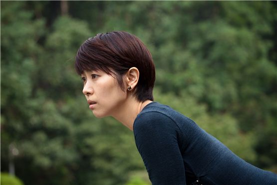 Actress Kim Ji-young poses during her shooting for upcoming humandrama pic "Touch," set to open in local theaters on November 8, 2012. [Mimbyeonghun Film]