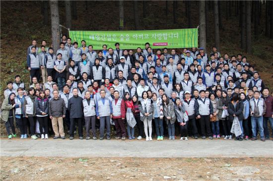 지난 5일 태영건설 임직원 200명이 용인시 포곡읍 금어리 일대에서 ‘숲 가꾸기’ 봉사활동을 펼쳤다.