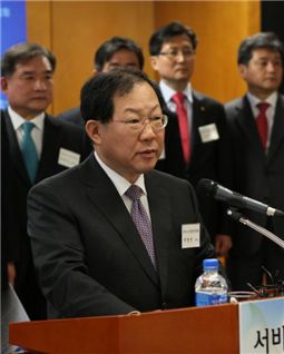 박병원 서비스산업총연합회 회장(전국은행연합회 회장)이 6일 서울 중구 은행회관에서 열린 기자회견에서 선언문 낭독에 앞서 모두발언을 하고 있다.