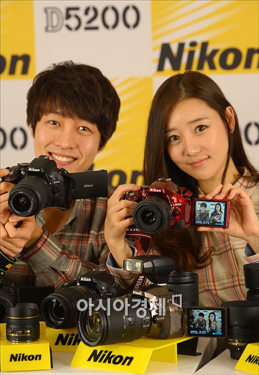 [포토]회전 멀티 앵글 액정 모니터가 특징인 D5200
