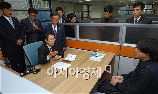 [포토]금융피해자 상담하는 권혁세 금감원장