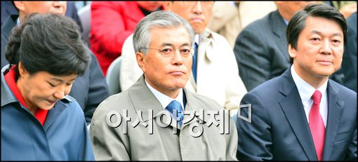 [포토]고개숙인 박근혜, 문재인-안철수 담담한 표정