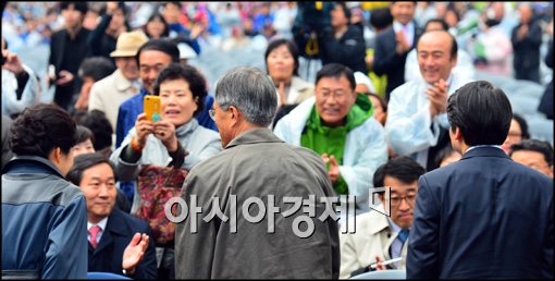 [포토]시민들에게 인사하는 세명의 후보, 박근혜-문재인-안철수