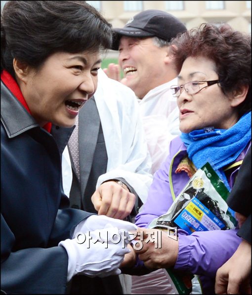 [포토]인사하는 박근혜 후보