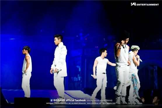 Big Bang members Daesung (left), T.O.P (second to left), Seungri (center), Taeyang (second to right) and G-Dragon (right) perform during the Los Angeles leg of their “ALIVE GALAXY TOUR 2012,” at the Honda Center in the United States on November 2 and 3. [YG Entertainment]