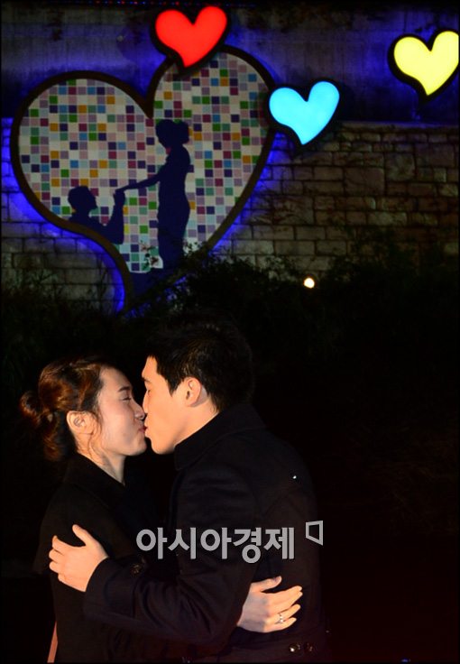 [포토]청계천 두물머리 청혼의 벽, 1000번째 프러포즈