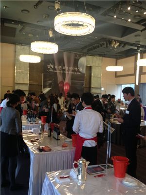 프랑스농식품진흥공사(소펙사)가 주관하는 '2012 발레 뒤 론 와인' 시음회에 참석한 참가자들이 론 와인을 시음하고 있다.