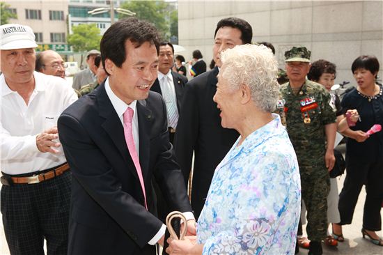 박겸수 강북구청장(왼쪽)이 어르신과 만나 반갑게 인사를 나누고 있다.