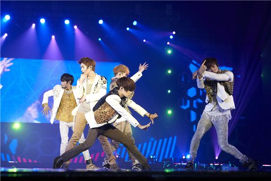 SHINee members Minho (left), Onew (second to left), Taemin (center), Key (second to right) and Jonghyun (right) perform at Hong Kong Asia World-Arena in Hong Kong on October 27, 2012. [SM Entertainment]