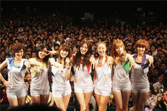 Rainbow members No Eul (left), Cho Hyun-young (second to left), Oh Seung-a (third to left), Kim Jae-kyung (center), Koh Woo-ri (third to right), Kim Ji-sook (second to right) and Jung Yoon-hye (right) pose after their show in the image uploaded on the group's official Facebook page on October 19, 2011. [[Rainbow's Facebook page]