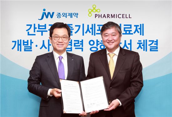 이경하 JW중외제약 부회장(왼쪽)과 김현수 파미셀 사장은 7일 줄기세포 치료제 사업화를 위한 양해각서(MOU)]를 체결했다.