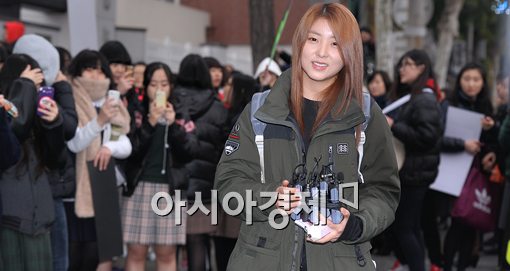 [포토]'수능돌' 권소현, 학교 후배들의 응원 받으며~