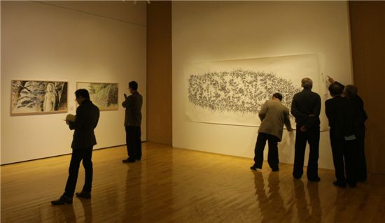 8일 이응노생가기념관에서 열린 '홍성, 답다' 특별전에 전시된 작품들을 감상 중인 관람객들