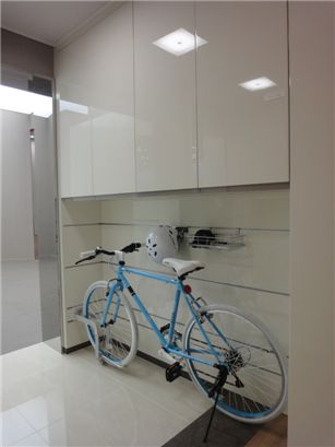 '신동탄 SK VIEW Park' 전용면적 59㎡의 경우 자전거가 넉넉히 들어갈 수 있는 '자전거 수납장'을 현관에 마련해 자전거를 이용하는 입주민을 위한 편리성을 극대화시켰다.