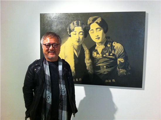 작품 '아리랑2012'4' 앞에 선 안창홍 작가. 