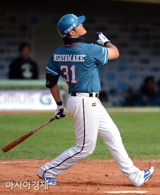 [포토] 투런홈런 린즈셩 '이건 넘어갔어!'