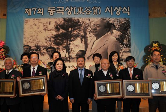 [포토]김준기 동부그룹 회장, 동곡상 수상자 격려