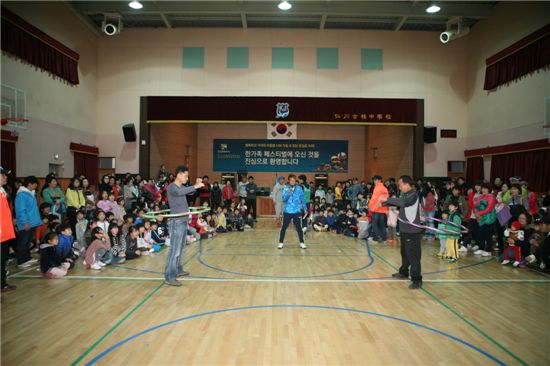 지난 5일 한화건설이 진행한 '한화꿈에그린월드 에코메트로' 입주 4주년 기념 행사에 참여한 인천 에코메트로 입주민들이 인근 중학교 체육관에서 체육행사에 참여하고 있다.