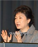 朴 "100% 대한민국"  文"사람이 먼저인 나라" …국가조찬기도회 