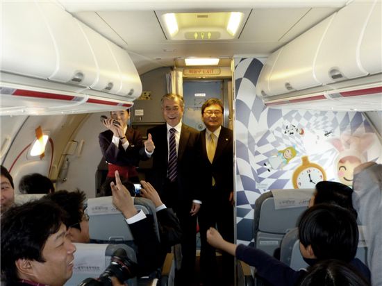 민주통합당 문재인 대통령 후보가 8일 이스타항공 209편 김포-제주 구간에 탑승해 승객들과 가위, 바위, 보 이벤트 게임을 하고 있다.