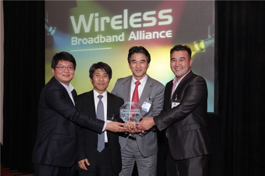 WBA 이사회 멤버인 KT 유무선네트워크전략본부 전도성 상무(왼쪽에서 두번째)가 7일 밤(현지시각) 미국 샌프란시스코에서 개최된 세계 초고속 무선사업자 협의체 주관 'WiFi Industry Award 2012'에서 '최고 와이파이 서비스 혁신상'을 수상한 후 기뻐하고 있다.
