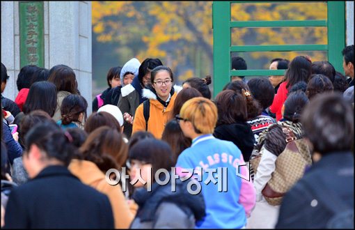 [포토]환한 미소와 함께 교문 나서는 수험생들