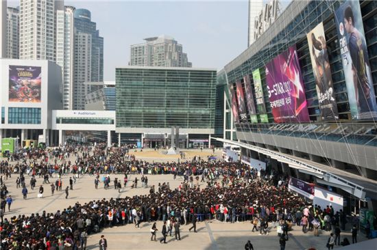 개막을 앞두고 관람객들로 붐비는 부산 벡스코 본관 전경. 9일 국내 최대 게임 박람회 '지스타 2012'가 개막 이틀째를 맞았다. 