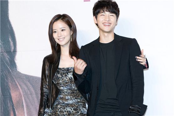 Moon Chae-won (left) and Song Joong-ki (right) pose together at a press conference for KBS “The Innocent Man” held in Seoul, South Korea on September 5, 2012. [Lee Jin-hyuk/10Asia]