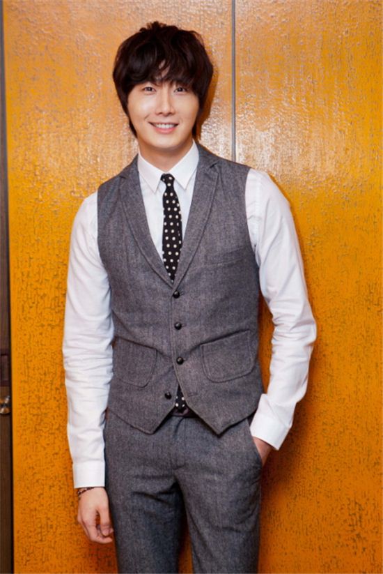배우 정일우, 2012 MAMA 시상자로 참석