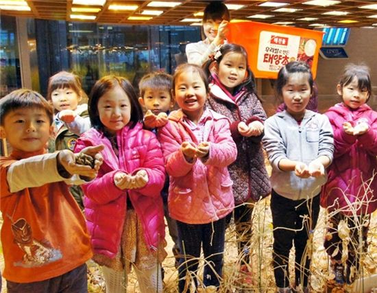 ▲CJ제일제당 해찬들 콩 수확 체험행사에 참여한 아이들