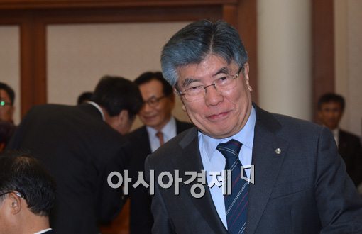 [포토]입장하는 김중수 한국은행 총재