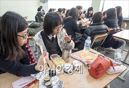 [포토]급식중단, 도시락 먹는 학생들