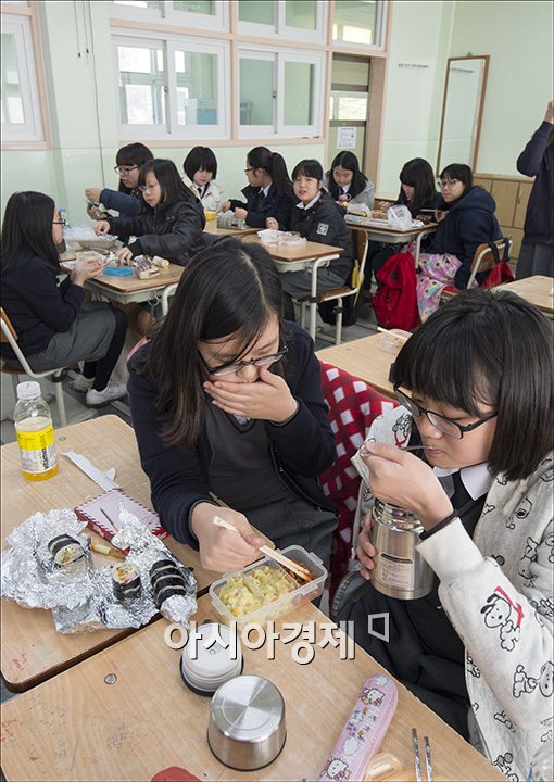 [포토]도시락 나눠 먹는 학생들
