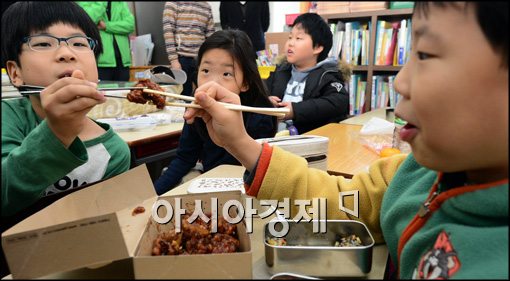 [포토]급식 대란, 친구들과 도시락 먹는 아이들