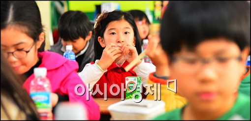 [포토]학교 급식 파업, 밥 대신 빵