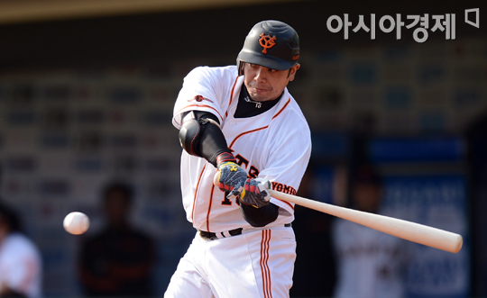 [포토] 대타 나와 역전 1타점 올리는 아베 '원샷원킬!'