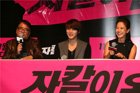 Director Bae Hyung-joon (left), Kim Jae-joong (center) and Song Ji-hyo (right) introduce "Jackal is Coming" at the movie's press screening at the Lotte Cinema in Gwangjin-gu in Seoul on November 8, 2012. [Unnine]