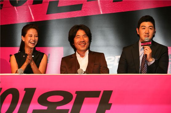 Song Ji-hyo (left), Oh Dal-soo (center) and Han Sang-jin (right) introduce "The Jackal is Coming" at the movie's press screening at the Lotte Cinema in Gwangjin-gu in Seoul on November 8, 2012. [Unnine]