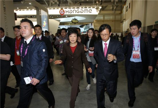 박근혜 후보가 최관호 한국게임산업협회장의 안내를 받으며 B2B관을 둘러보고 있다.