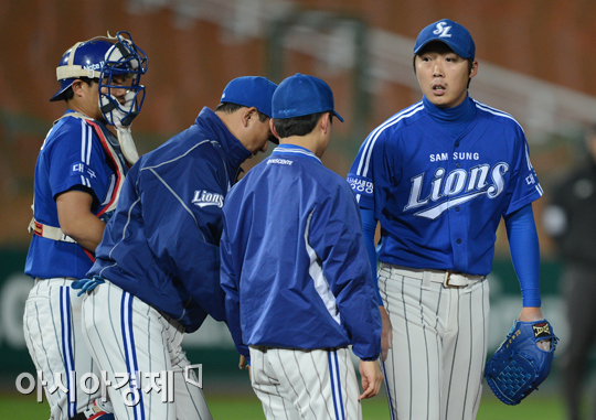 [포토] 교체되는 배영수 '한 점 내준게 너무 아쉽네'