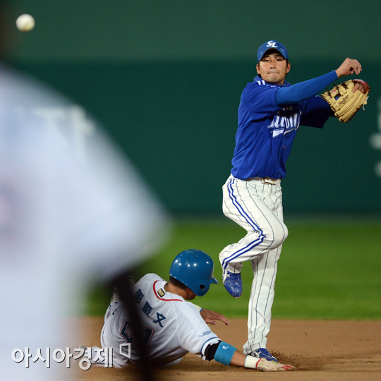 [포토] 김상수 '둘 다 잡자!'