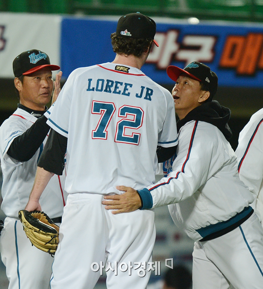 [포토] 완봉승 축하받는 라미고 몽키스 로레