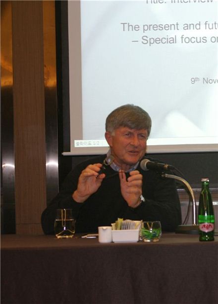 이건희 사로잡은 아놀드 슈미드 '실루엣 인터내셔널' 회장 방한