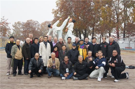 세계 각 나라에서 온 당수도관계자들이 충주세계무술공원에서 기념사진을 찍고 있다.