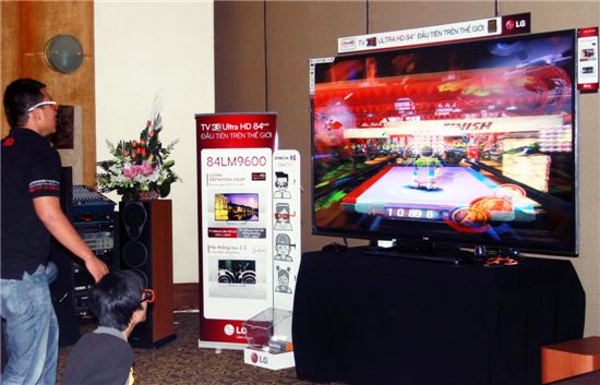 LG전자가 지난 10일 베트남 호치민市 소재 뉴월드호텔(New World Hotel)에서 150여 명의 TV 전문가 및 언론인이 참석한 가운데 84형 울트라HD TV 출시행사를 열었다. 베트남 최고권위의 디스플레이 전문가 단체인 ‘HD 포럼(HD Forum)’ 회원들이 84형 울트라HD TV를 통해 게임을 즐기고 있다. 